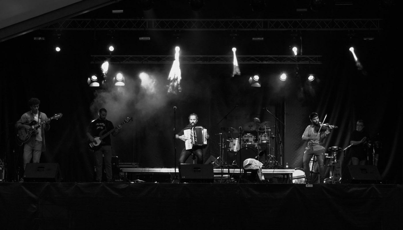 Foto portada del grupo Rapabestas tocando en un concierto